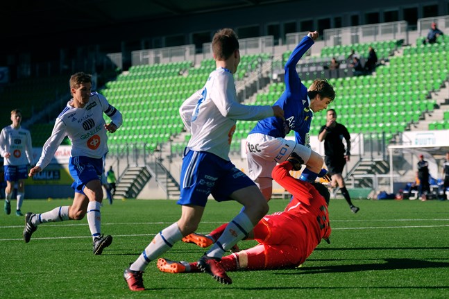 Daniel Håkans var pigg framåt för Vasa IFK. I den här sekvensen blev han avvinkad för offside.