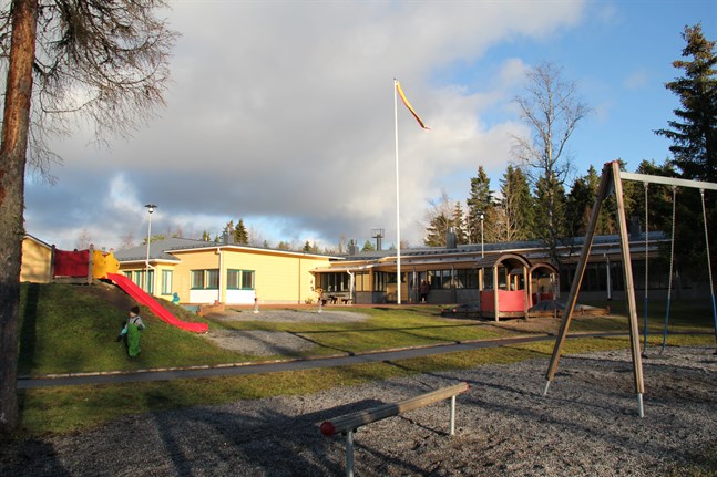 En avdelning på Knattebo daghem är stängd på grund av risk för coronaexponering.