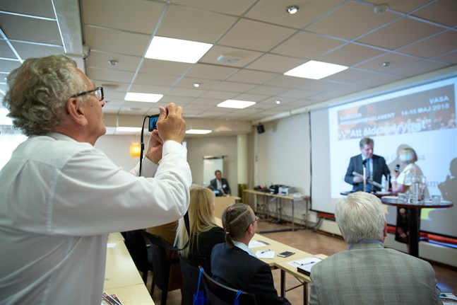 172 glada pensionärer kan inte ha fel - det är roligt att samlas på parlament i Vasa. Här lyssnar de på en föreläsning med Esko Aho.
