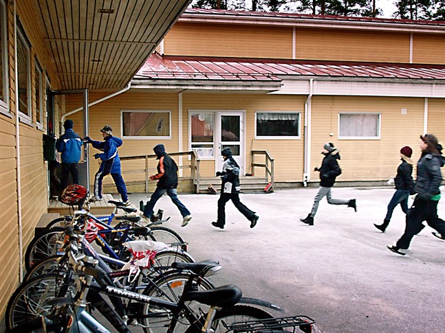 Lappfors skola byggdes på sjuttiotalet och hade återkommande problem med fuktskador. År 2011 tog slutligen rivningsbeslutet.
