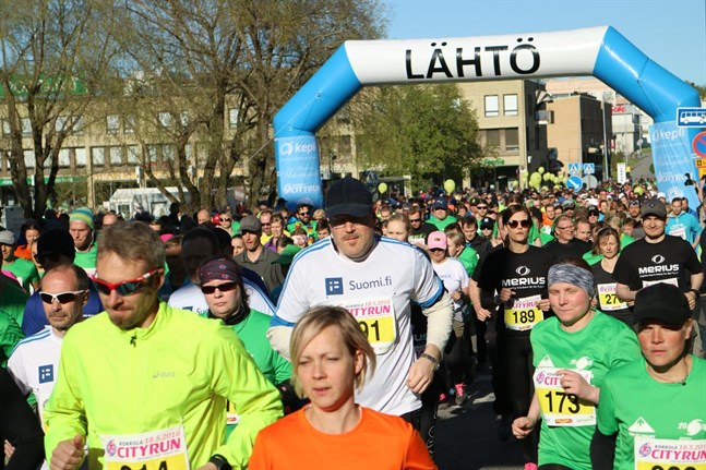 Kokkola City Run brukar locka ungefär 2000 deltagare. 800 hade redan hunnit anmäla sig, men nu ställs loppet in. Bilden är från år 2018.