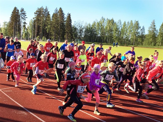 IF Åsarnas ärevarv lockar både barn och äldre deltagare.