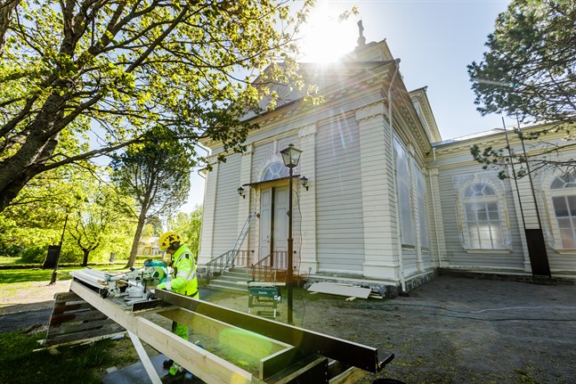 Korsnäs församling renoverade sin kyrka i fjol. Men allt färre betalar skatt för den.