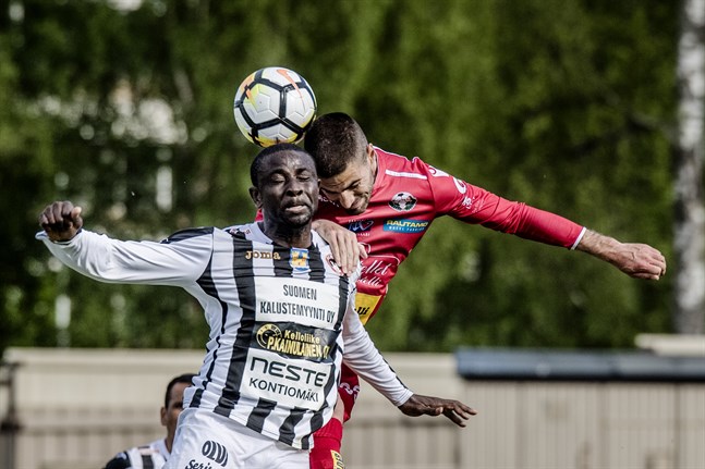 Pavle Milosavljevic måste ut efter att ha fått en tidig smäll. Här i en duell mot AC Kajaanis Michael Ibiyomi i årets första möte mellan lagen.