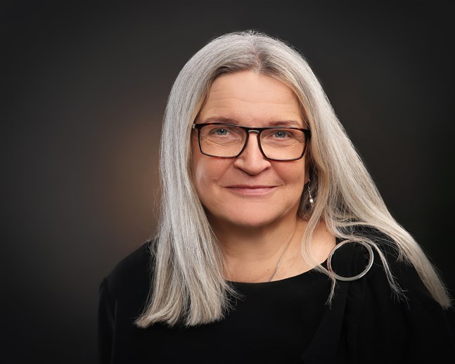 Marja Kolu leder mosaik- och porträttverkstäder i Vasa, Laihela, Nykarleby och Vörå.