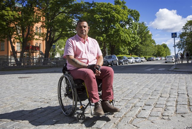 Alf-Erik Helsing lider med Hassan Zubier, hjälten som med osedvanligt civilkurage ingrep mot en knivförsedd, ung man, men som nu har gjorts till buse.