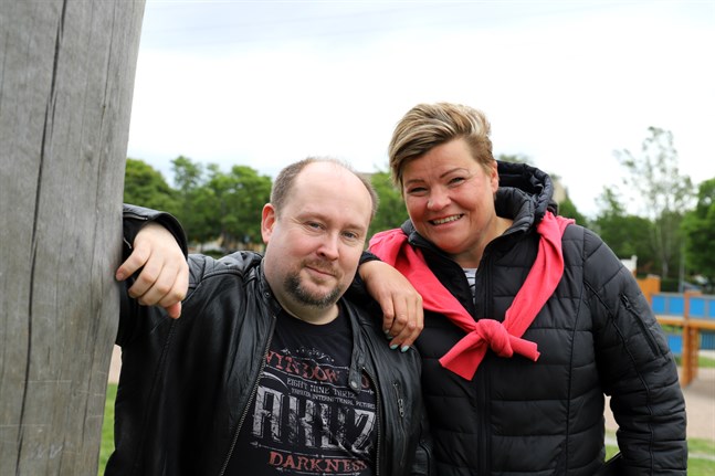 Micael Westerholm och Karin Äijö arrangerar en barnfest i Skeppsparken i Vasa.