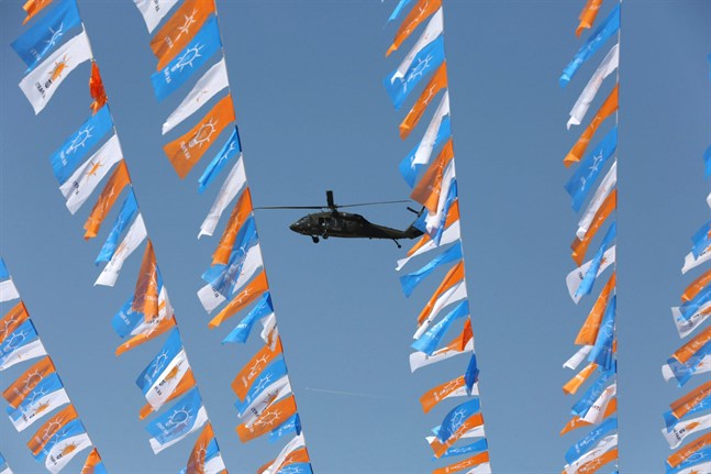 AKP partiets flaggor vajar i vinden. Bilden har ingen koppling till händelsen.