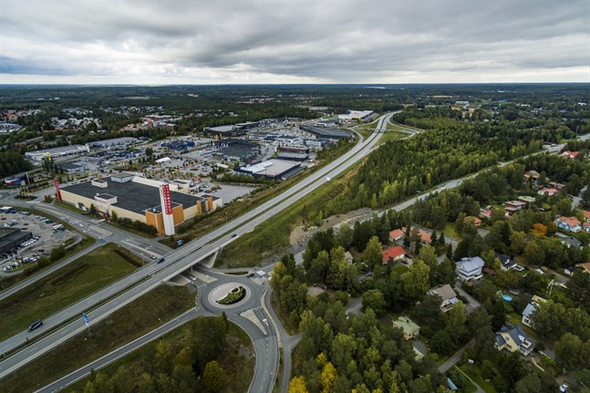Stenkilen ligger mellan omfartsvägen och Korsholmsvägen.