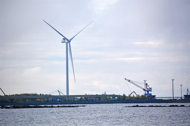 Vindkraften generar inte bara ström. Nu har vindkraftverket på Björnön också bidragit med nästan 10 000 till föreningar i Kristinestad.