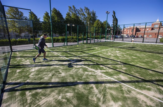 Padel på Smedsby torg. Tom Lindström (i vita shorts) och Mikael Alaviitala spelar padel.