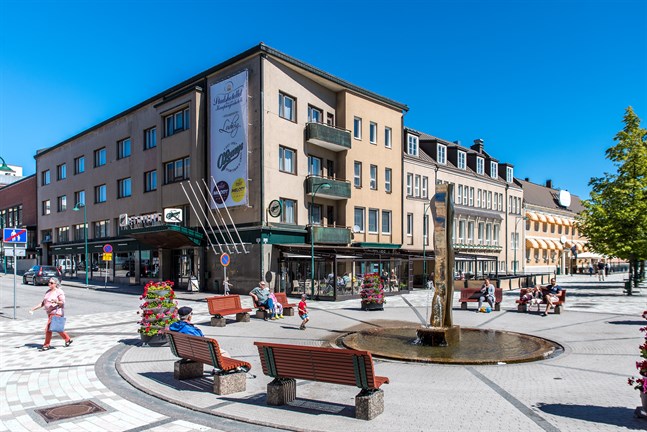 Bild tagen framför fontänen på gågatan i Jakobstad.