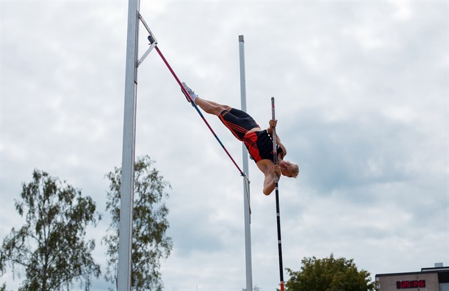 Albin Lundberg hoppade personligt rekord med resultatet 508 i torsdagens stavkarneval i Somero.