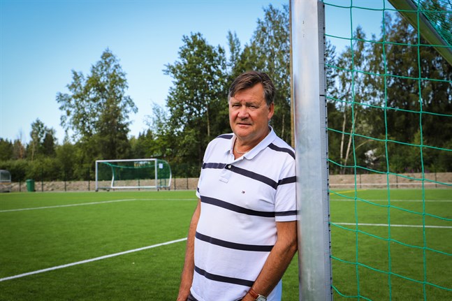 Tor Sparv är ordförande för Wasa Football Cup som byggt och ansvarar för konstgräsplanen i Gerby-Västervik. Han är väldigt besviken på ungdomarna som inte kan respektera fotbollsplanen.
