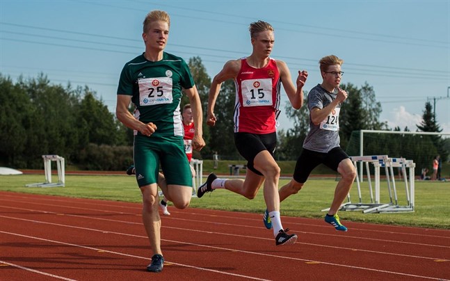 Alexander Björkgren (25) vann i häckkarnevalen, medan Fredrik Björkqvist (15) var trea.
