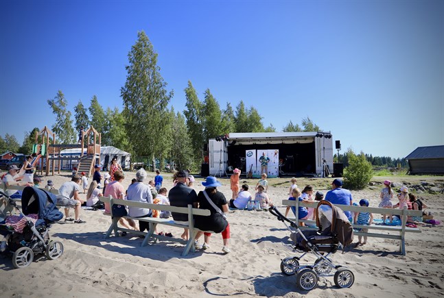 Så här startade Skärifolk 2018, med en egen artist för barnfamiljer. Tvådagarsfestivalen på Bergö blir inte av i år.