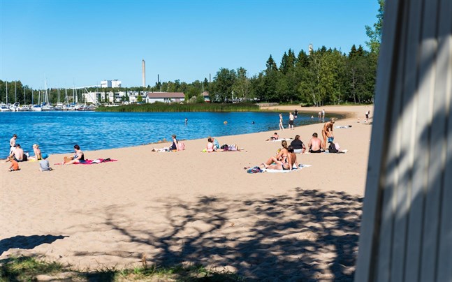 Det är fritt fram att bada i Jakobstad och vattentemperaturen speciellt vid Kittholmens badstrand var i tisdags hela 18,7 grader. Bilden är från förra sommaren.