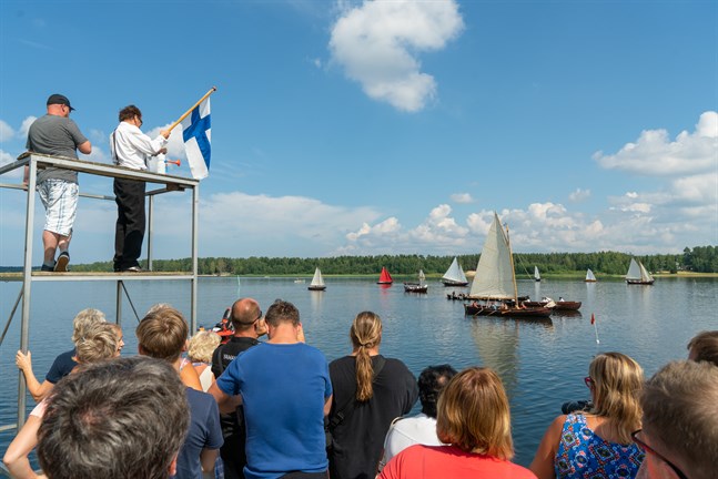 Många människor samlades ute vid vattnet till startsignalen för Monäsrodden år 2018.