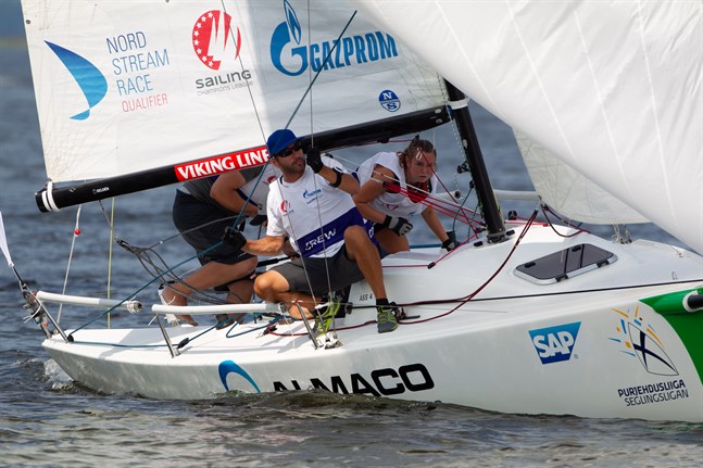 Här är Wasa Segelförenings lag under fjolårets Seglingsliga i Vasa. I år är det ett delvis förnyat gäng som deltar i finalen i Mariehamn.