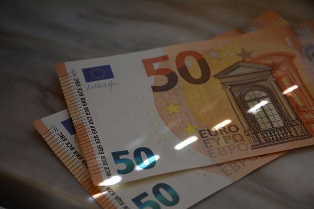 Man ska vara diskret med var man förvarar sina pengar och inte låta någon se varifrån man hämtar dem säger polisen. Bilden är arrangerad.