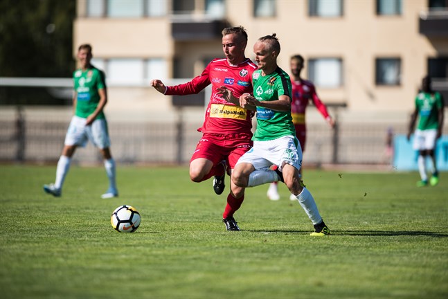 Akseli Ollila i Ekenäs IF-tröjan i kamp med dåvarande Jaro-spelaren Kim Böling i Jakobstad 2018.