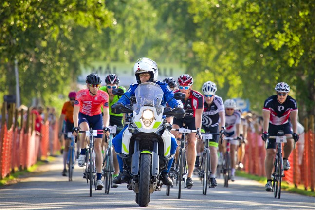 Bilden är från starten i Botniacyklingen 2018 där över 700 cyklister deltog.