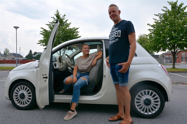 För Selina Yrttiaho och pappa Jarno Yrttiaho har det gått bra att övningsköra tillsammans. De tycker att erfarenheten gjort att de kommit varandra närmre.