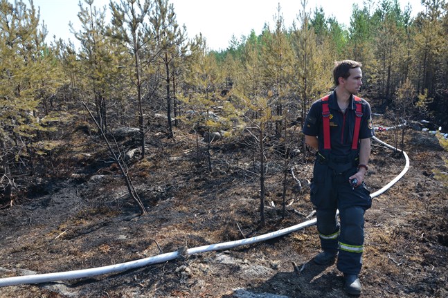 Brandman Sebastien Valtakari var under tisdag morgon på plats för att bevaka den släckta skogsbranden, som ägde rum i närheten av naturstigen Goljatleden i Närpes.