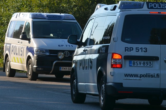 Polisbilar är en ovanlig syn i Närpes på veckoslutskvällarna, enligt Yngve Storsved.