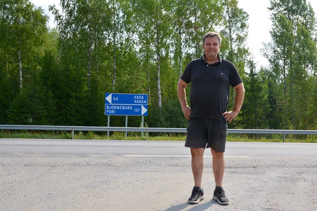 "När ja kör längs riksåttan från Närpes till Jakobstad och möter såväl Optimas som Yrkesakademins utbildningsfordon skäms jag inför de studerande." skriver Anders Norrback i sin insändare (SÖ 24.8) om sammanslagningen.