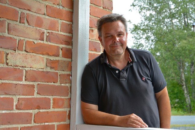 Anders Norrback vill reda ut vad som krävs av djurägare för att det ska anses att man gjort tillräckligt för att skydda djuren mot vargar.
