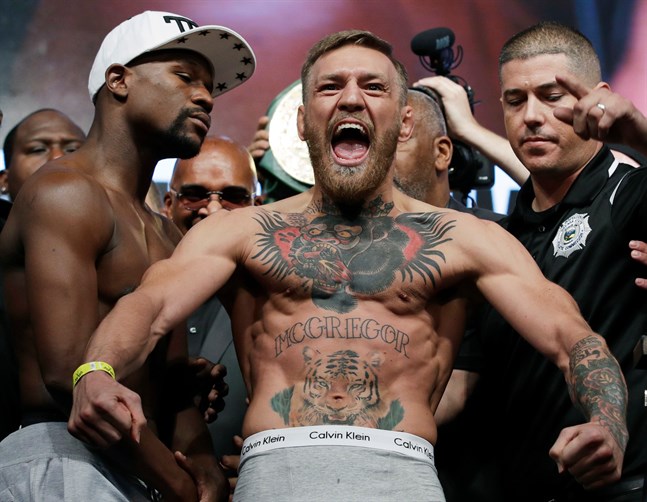 Senast Conor McGregor gick en fajt var det inte i MMA, utan i boxning mot Floyd Mayweather (till vänster). "The Money Fight" utspelades i augusti 2017 och bara på den matchen ska irländaren ha tjänat närmare 100 miljoner dollar.