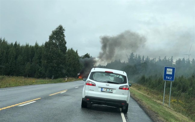 Både lågor och rök kan ses på olycksplatsen i Kallträsk.