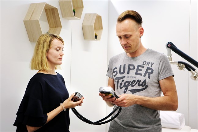 Här visar Monica Löfs och Andreas Lönnqvist upp lasern som används för smärtreducering.