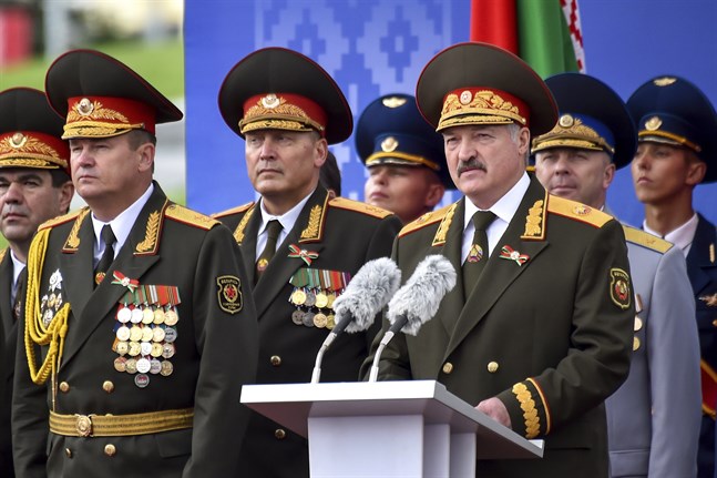 Vitrysslands president Alexandr Lukasjenko (i förgrunden till höger). Arkivbild.