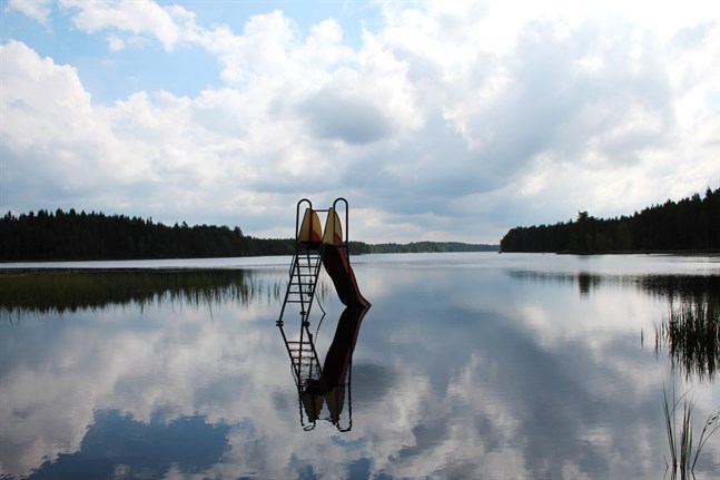 Cyanobakterier har konstaterats bland annat vid Lilla Sandjärv i Ömossa.