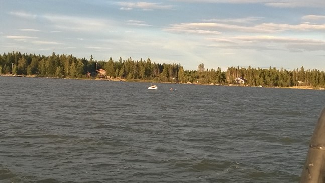 Båten körde på grund väster om Bredhällans fiskehamn.