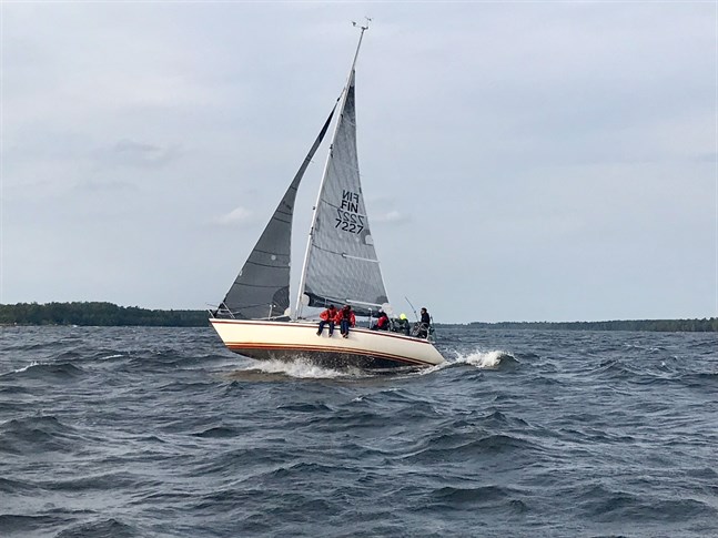 Lotus var tvungen att avbryta Kvarken race efter att ha fått storseglet avbrutet.