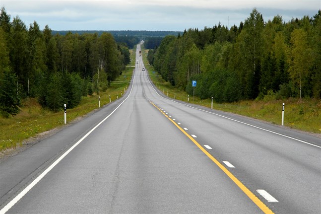 En lastbil körde för lång åt sidan och drogs ner mot diket i Bäckliden.