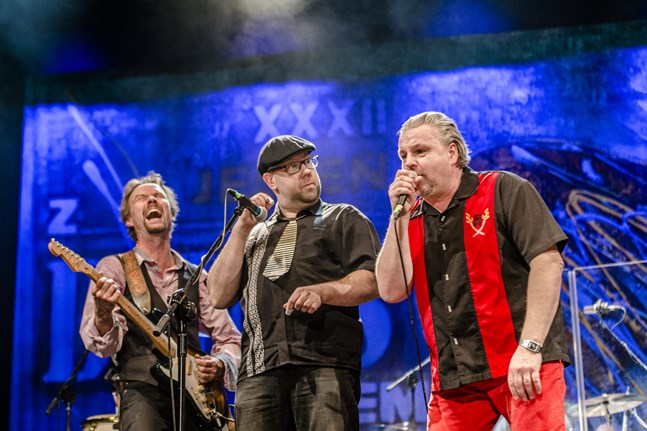 Här spelar Micke Björklöf med bandet Blue Stri.