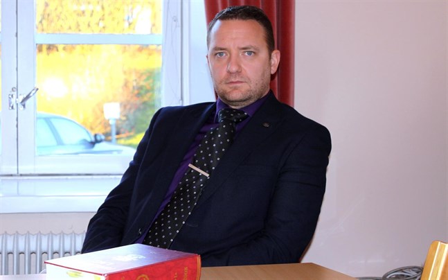 Stadsjuristen Niklas Granö väntar på information om innehållet på datorerna. Det var meningen att de skulle förstöras, men det brast någonstans eftersom de återfanns på loppis i Björneborg.