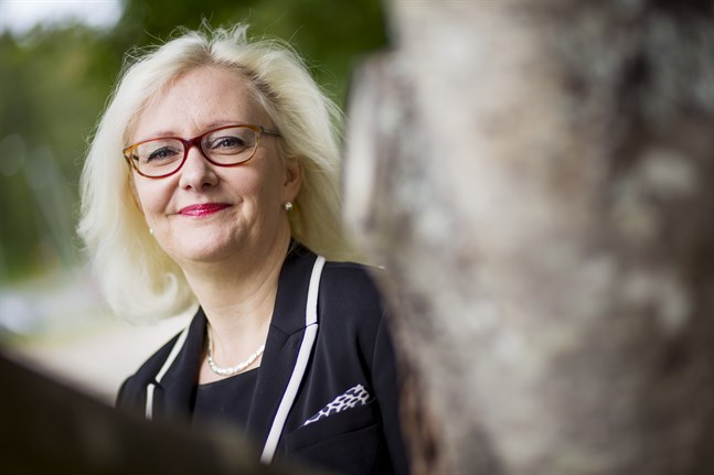 Vamias rektor Åsa Stenbacka säger att man från yrkesskolans sida inte kan övervaka alla studerande och understryker allas ansvar för att minska på smittspridningen.