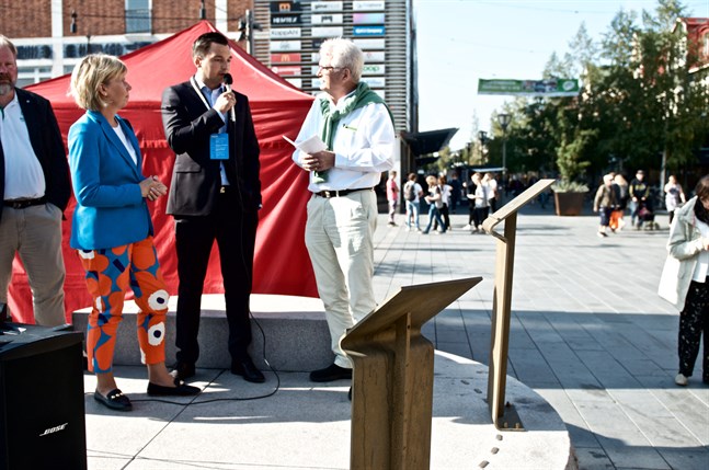 Joakim Strand passade på att prata politik och Kvarkensamarbete med Centerpartiets Lars Weinehall i Umeå på lördagen. Anna-Maja Henriksson och Mattias Larsson intill (delvis i bild).