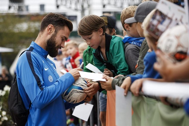 Tim Sparv. fotbollsproffs i Grekland och landslagets kapten, startar bokklubb.