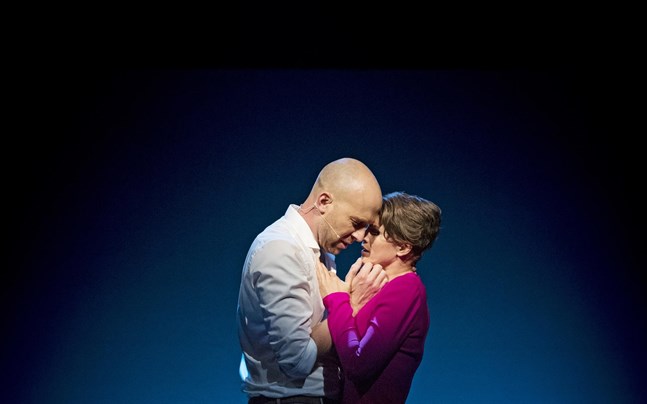 Alexander Lycke och Maria Ylipää, som Anatolij och Florence, har en relation i kalla krigets skugga.