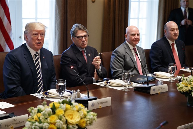 USA:s president Donald Trump med några av sina medarbetare, däribland Gary Cohn längst till höger, vid ett lunchmöte i våras.