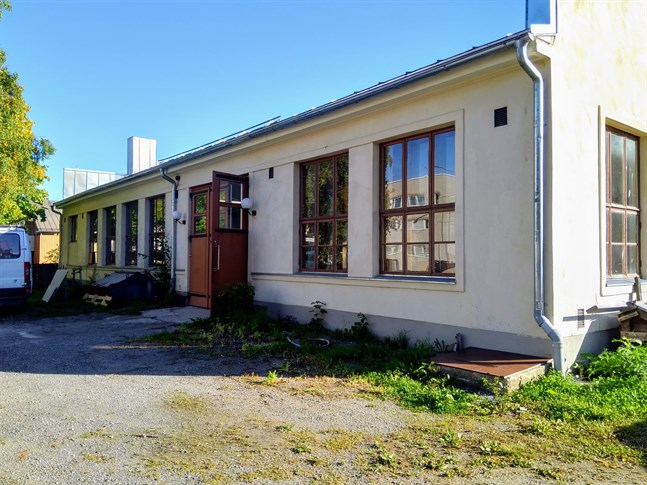Taket, fasaden och fönstren är i bra skick på Nygårds verkstad. Det är främst invändigt som det krävs reparationer.