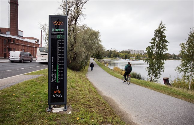 Dagvattenröret mynnar ut i närheten av cyklisträknaren på Brändö bro.