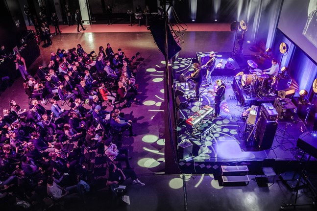 De ungas musikförbund i Svenskfinland (DUNK) arrangerade kongressen Musik & talang i Academill i september för två år sedan. Här är det Markus "Månskensbonden" Bergfors, med band, som underhåller publiken.