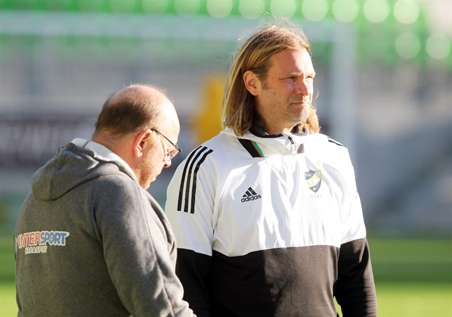 Vasa IFK:s tränare Max Peltonen (till höger) ger en eloge åt sina spelare för hur de krigat under slutet av säsongen. Lagledaren Klas Blom lär få sitta och hålla reda på hur det går för Tampere United på lördag.